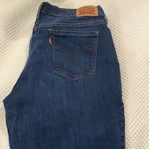 Ladies straight leg Levi’s jeans